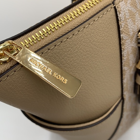MICHAEL KORS
Charlotte Large Logo and Leather Top-Zip Tote Bag Bisque Mu… - Picture 9 of 16